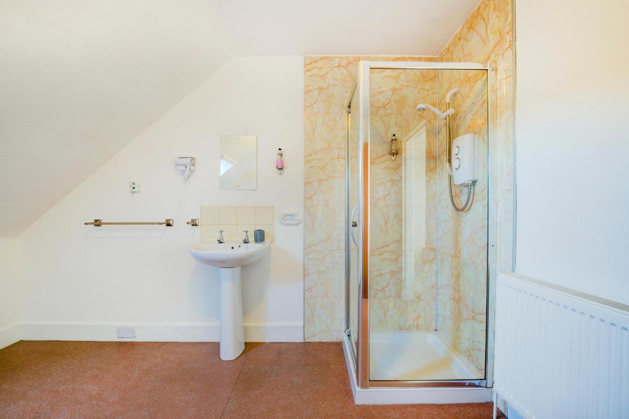Oyo Eastbank Hotel, Speyside Scotland Rothes Экстерьер фото